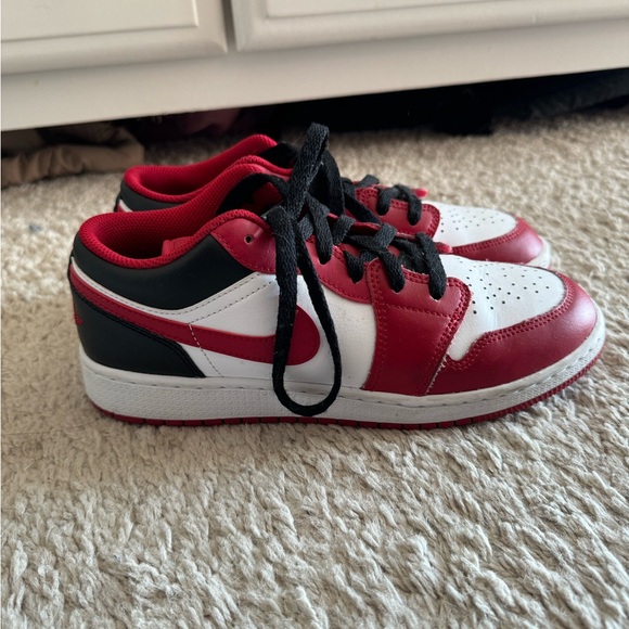Red Nike dunks, 7Y - Picture 4 of 5